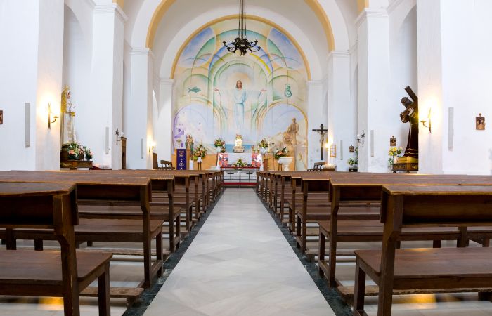 Decoração de altar de igreja evangélica