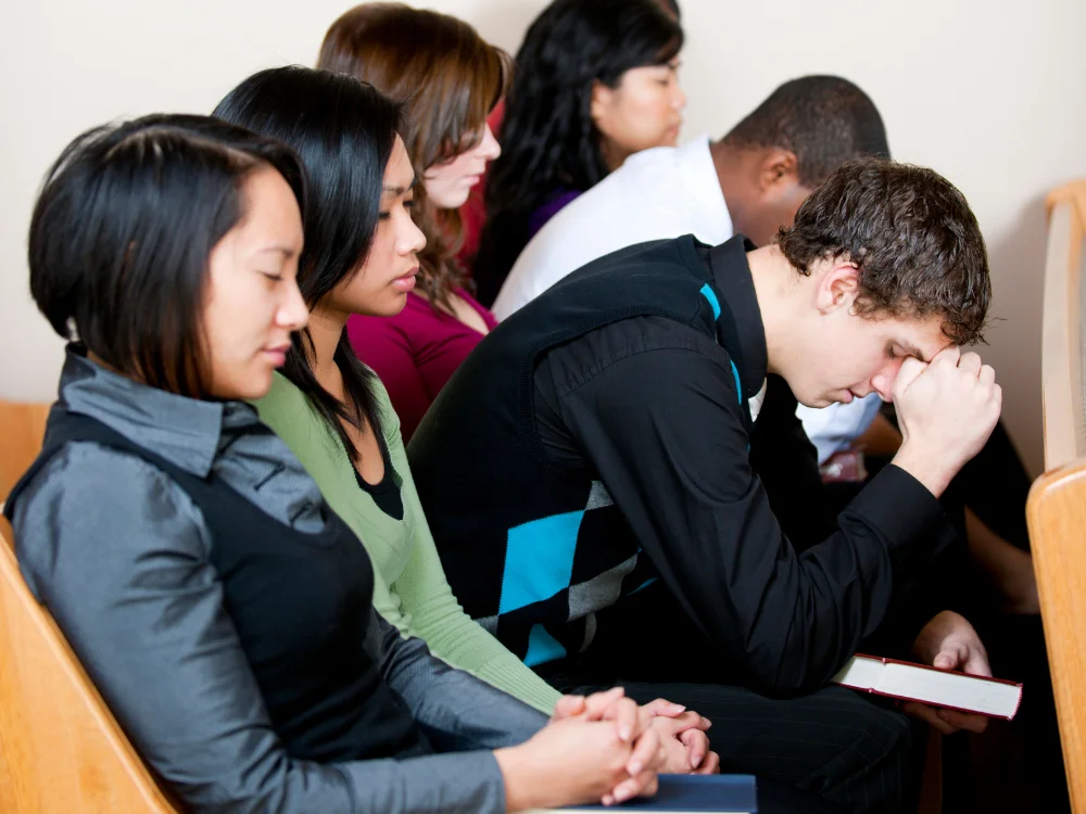 Convite para jovens ir à igreja